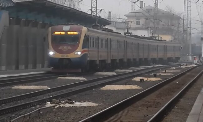 Под Днепром поймали двух юных вандалок, разгромивших электричку – плачут на камеру и просят прощения