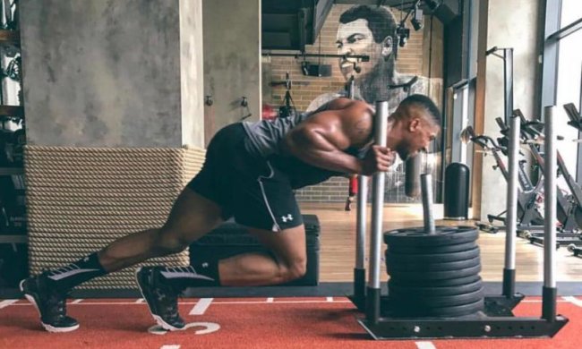 Джошуа показал, как проходят его тренировки