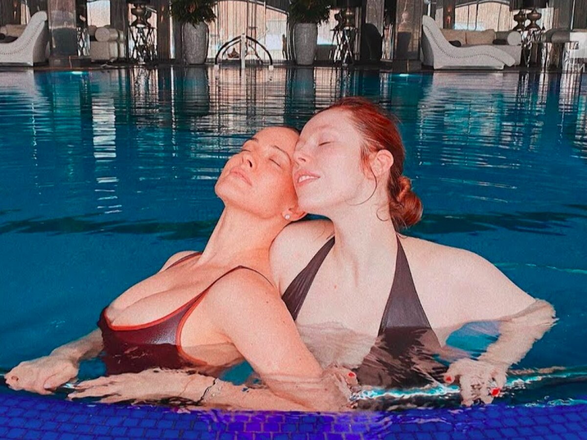 Қоғамдық көлікте әйелдерді қағып жатқан видео