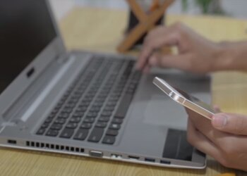 Робота з комп'ютером, скріншот: Youtube