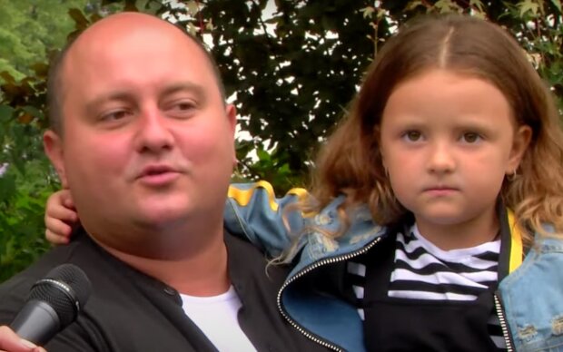 Юрій Ткач із дочкою. Фото: скрін youtube