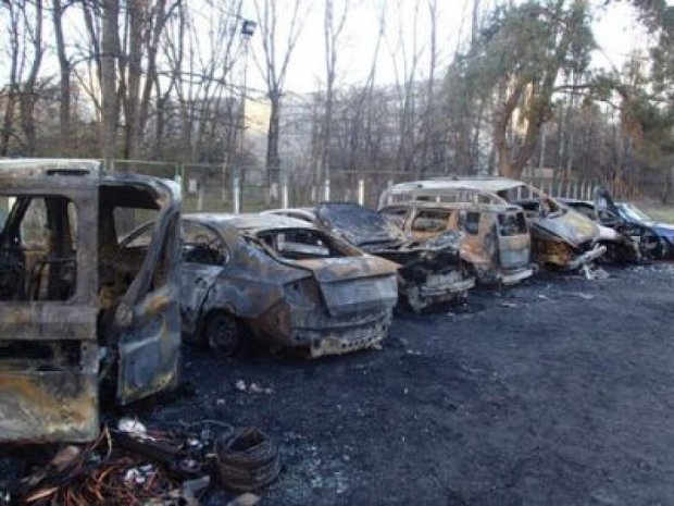 В Деснянском районе ночью сгорело 12 автомобилей