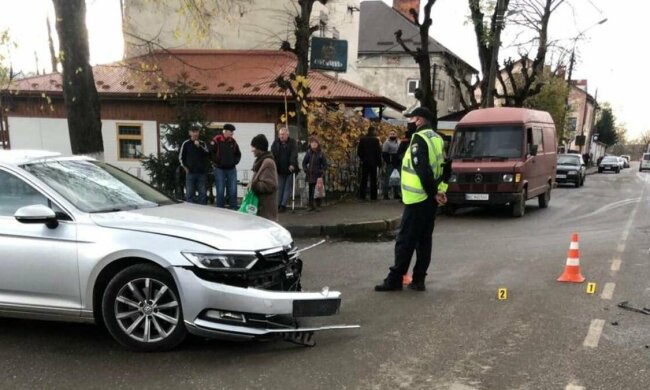 На Львівщині мотоцикліст зніс дитину, моляться навіть лікарі: "Живи, маля"