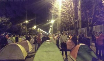 В Кишиневе протестующие установили палатки и перекрыли улицу (фото, видео)