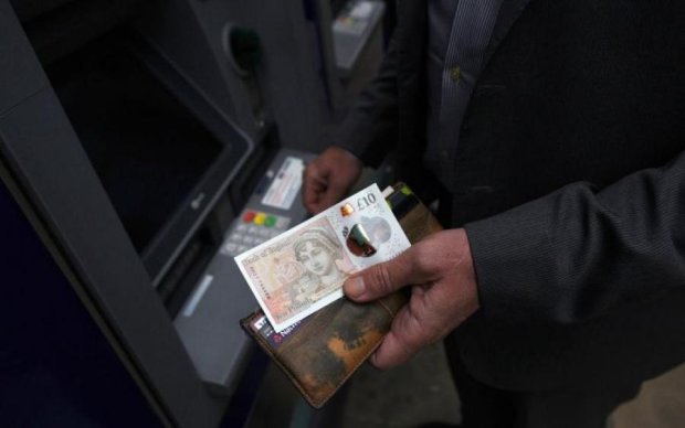 Країна під санкціями: чому українці не можуть відкрити рахунки у закордонних банках