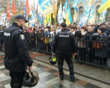 Нацгвардія блокує протести під Радою: відео