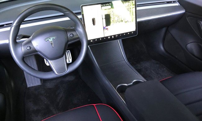 Власник Tesla Model 3 перетворив спорткар на повноцінний комп'ютер
