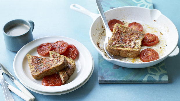 Рецепт полезного завтрака: яичный хлеб с томатами