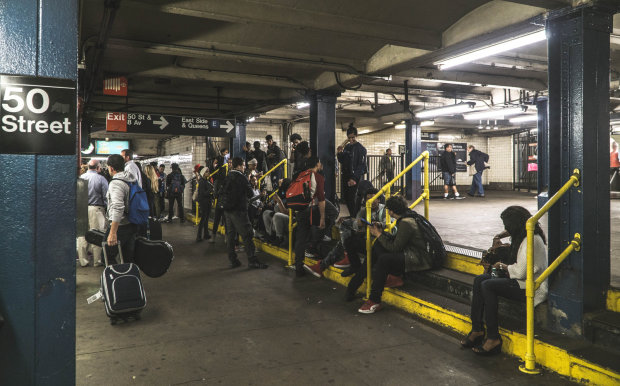 &quot;Вшивые мусульмане&quot;: дикая россиянка устроила расистское шоу в метро Нью-Йорка, скрутили всем вагоном