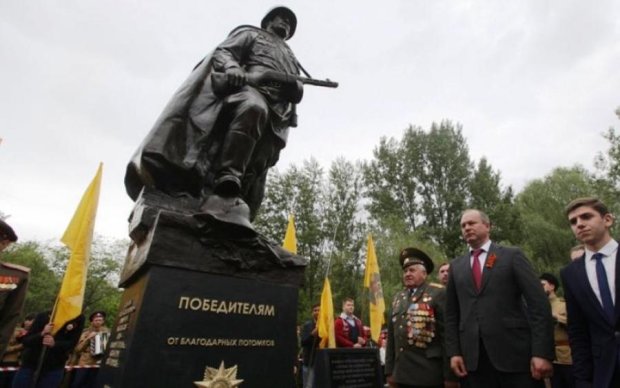 Дома у Януковича поставили памятник с опечаткой