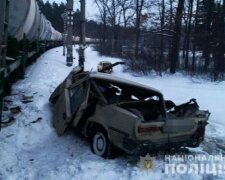 На Киевщине поезд подмял под себя старенький "Жигуль", автомобиль и человек - в мясо