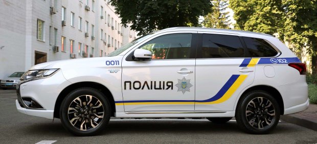 В Киеве водитель 10 минут таранил авто с детьми известной ведущей