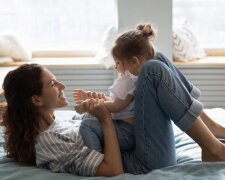 Мати з дитиною. Фото: скрін YouTube