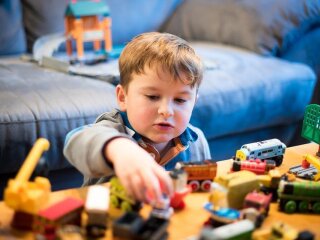 Дитина грається. Джерело: скрн Youtube