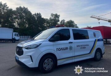 Место взрыва на почтовом терминале в Оболонском районе Киева
