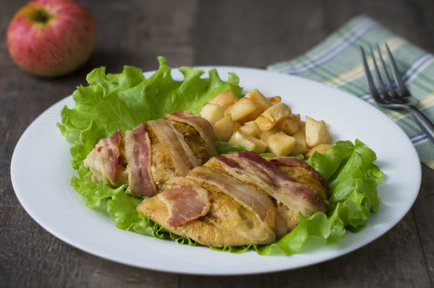 готуйте свої блокноти: цікавий рецепт свинини в беконі з яблуками