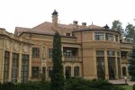 Чотири спальні, басейн, солярій і унітази з мармуру — як Зеленський розкошує на дачі Ющенка в Конча-Заспі