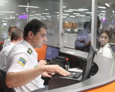 Поездки украинцев за границу: кому закроют дорогу