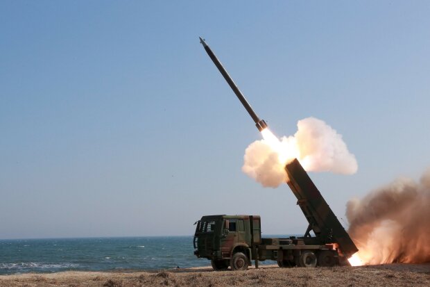 КНДР перед переговорами с США запустила ракеты в сторону Японского моря: что известно