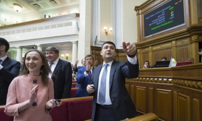 Нарум'янений Ляшко і буфетниця-Гройсман: українські політики в образі жінок