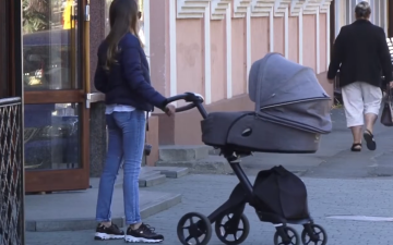 Українка з дитиною. Фото: скрін youtube