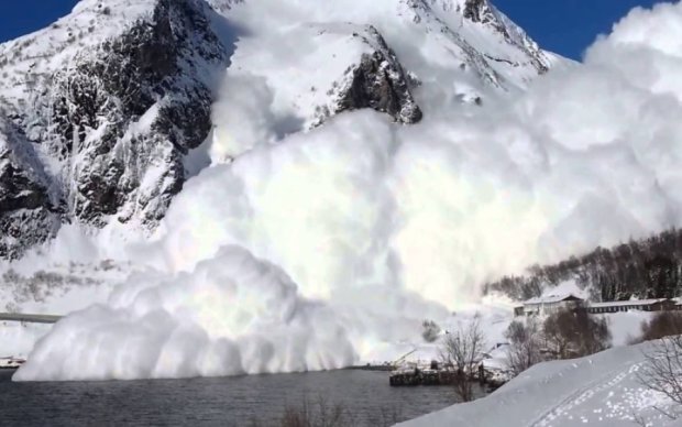Жуткая лавина погребла под тоннами снега двух румынских подростков