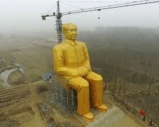 У китайській глибинці з'явився 36-метровий золотий Мао (фото)