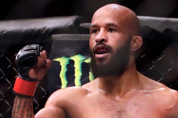 Джонсон отримав 10 поясів чемпіона UFC