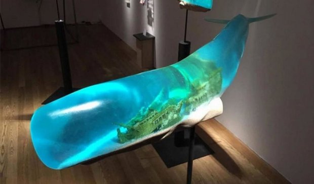 Японський художник розмістив мініатюрні світи всередині китів (фото)