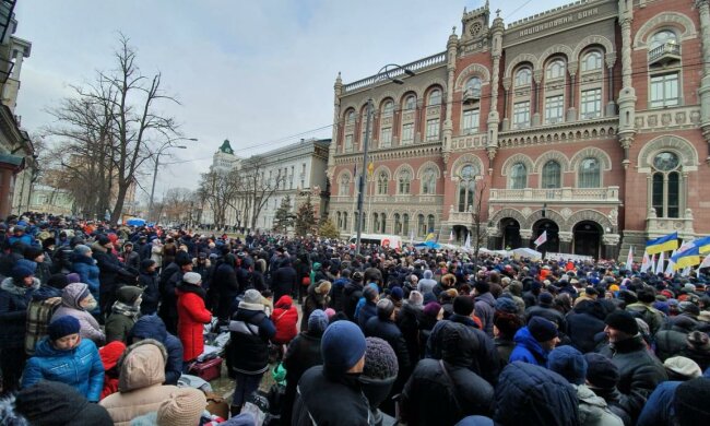 Сотни митингующих ворвались в здание НБУ, требуя отставки Смолия и Рожковой: видео