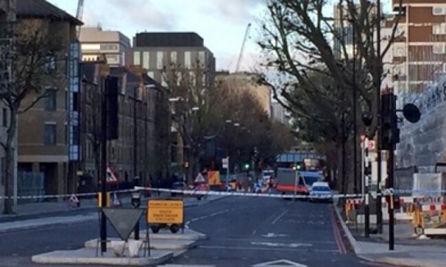 Англійські копи оточили вулицю та затримали трьох підозрюваних