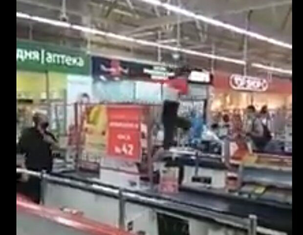 В запорожском супермаркете объявился неадекватный "Тарзан", - бросался товарами и прыгал по кассам