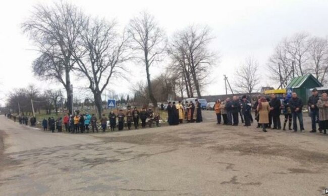 Загиблого «кіборга» зустрічали на Буковині «живим ланцюгом» 