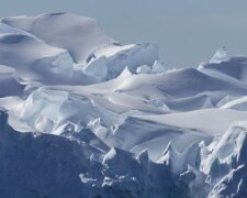 Крижаний монстр в трильйони тонн пустився у плавання океаном, вчені б'ють на сполох