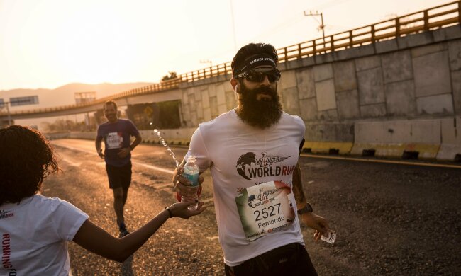 Звичайна вода стала запорукою модельної краси: дієтологи приголомшили "легким" методом схуднення, записуємо
