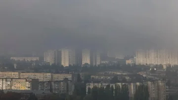Київ накрив густий смог і сажа після ударів РФ: найгірше повітря на Подолі та Борщагівці
