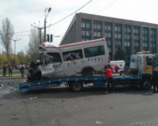 Mercedes на полном ходу влетел в грузовик, погиб ребенок