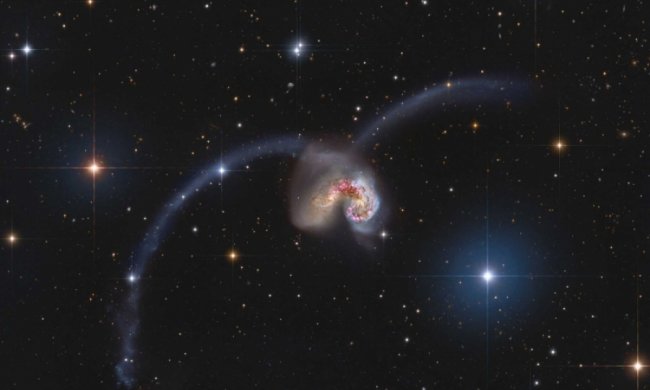 Hubble показал столкновение галактик