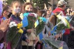 Достойный финиш спасательной операции на Луганщине: сотни украинцев с цветами пришли поблагодарить