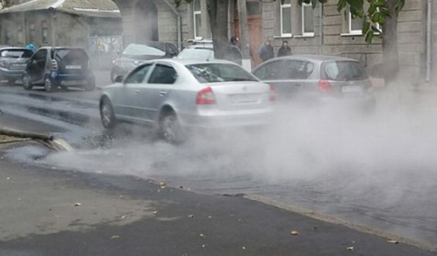 Улицы Харькова заливает кипятком (фото)