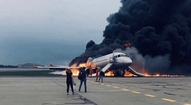 20-летний бортпроводник сгоревшего в Шереметьево самолета погиб, до последнего спасая людей