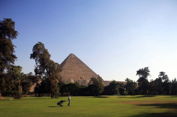 Поле для гольфа возле пирамид