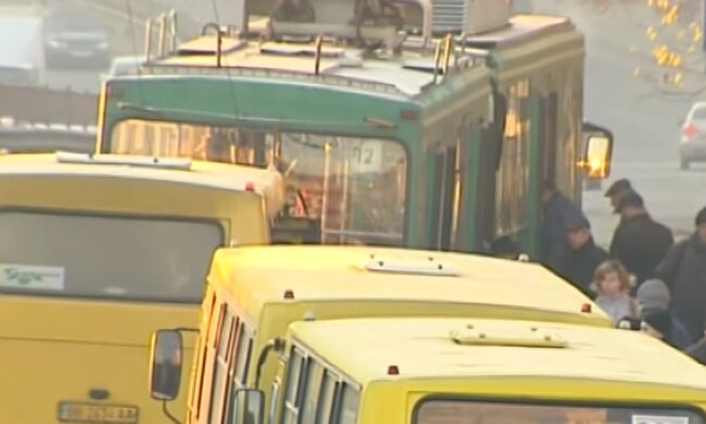Маршрутки. Фото: скриншот відео