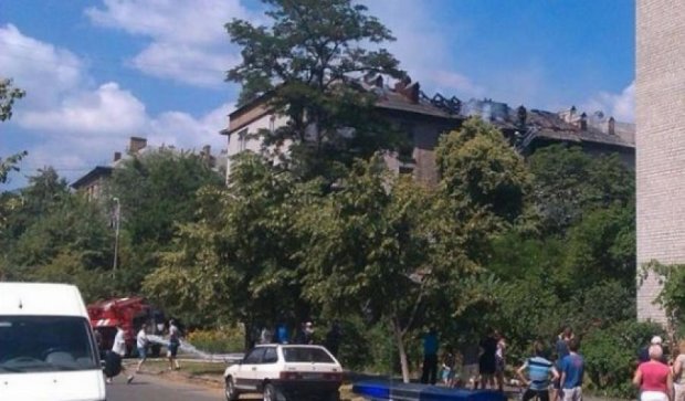В Києві загорівся дах гуртожитка