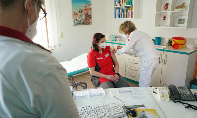 Вакцинація від коронавірусу, фото: Getty Images