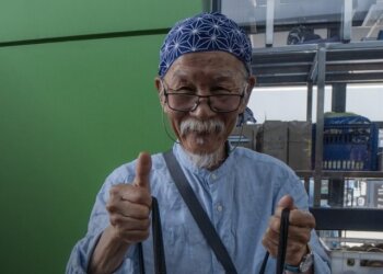 Японец-волонтер Фуминори Цучико. Фото скриншот из Instagram