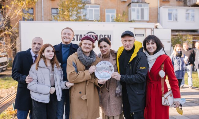 актеры и режиссер сериала "Спасти маму"