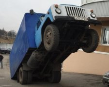 У Харкові вантажівка перекинулась через жадібність водія (фото)