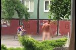 Голый днепрянин засветил причандалы вместо светофора - "Мозги на жаре поплавились?"