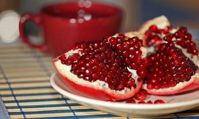 Вчені назвали дивовижні властивості граната